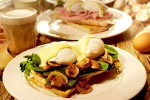 The Coffee Club &ndash; Eggs Benedict